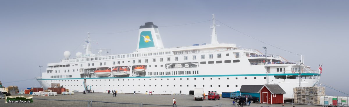Die MS-Deutschland in Sisimiut. Die Gäste haben Landgang.
